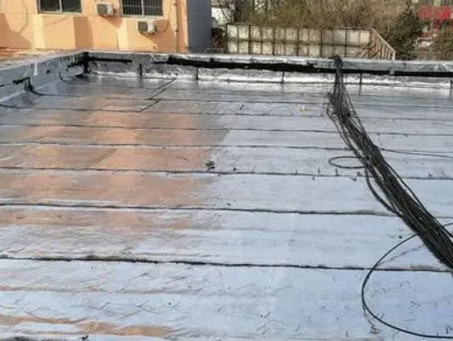 桂平卫生间漏水维修公司分享下桂平屋面楼顶防水刚性防水层施工要点。
